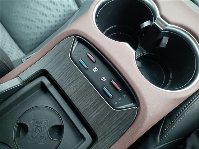 ハリアー Ｚ　レザーパッケージ　４ＷＤ／ガラスルーフ／純正１２．３型ナビ／フルセグ／Ｂｌｕｅｔｏｏｔｈ／全方位カメラ／ＪＢＬサウンド／衝突防止／置くだけ充電／デジタルインナーミラー／ＥＴＣ２．０／電動リアゲート／前席パワーシート（29枚目）