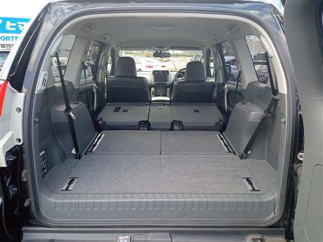 ランドクルーザープラド ＴＸ　Ｌパッケージ　４ＷＤ／純正ＳＤナビ／バックカメラ／横滑り防止装置／マルチテレインセレクト／クルーズコントロール／前席パワーシート／前席シートヒーター／ＥＴＣ／純正フロアマット／電動格納サードシート（13枚目）