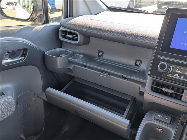 シエンタ ハイブリッドＺ　純正ディスプレイオーディオ／ＡＭ／ＦＭ／ＢＴ／ＵＳＢ／Ｍｉｒａｃａｓｔ／全方位カメラ／両側パワースライドドア／全車速追従機能付クルーズコントロール／前後コーナーセンサー／ＢＳＭ・ＰＤＡ（32枚目）