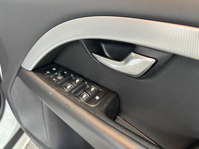 Ｖ７０ ２．５Ｔ　Ｒデザイン　社外ＨＤＤナビ　フルセグＴＶ　黒白革　シートヒーター　メモリ機能付きパワーシート　キセノンヘッドライト　オートライト　パワーバックドア　クルーズコントロール　１８インチＡＷ　ＥＴＣ　ワンオーナー（34枚目）