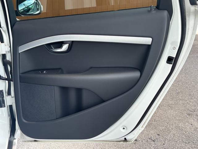 Ｖ７０ ２．５Ｔ　Ｒデザイン　社外ＨＤＤナビ　フルセグＴＶ　黒白革　シートヒーター　メモリ機能付きパワーシート　キセノンヘッドライト　オートライト　パワーバックドア　クルーズコントロール　１８インチＡＷ　ＥＴＣ　ワンオーナー（49枚目）