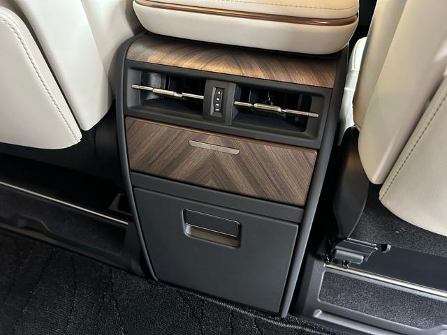 ＬＭ ＬＭ５００ｈ　バージョンＬ　モデリスタエアロ　マークレビンソン　リヤエンターテイメント　ガラスルーフ　ユニバーサルステップ　ＨＵＤ　純正ナビ　ＴＶ　全方位カメラ　白革　エアシート　シートヒーター　デジタルインナーミラー　ドラレコ（42枚目）