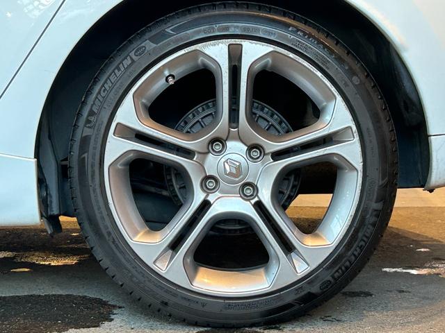 ルーテシア ＧＴ　社外メモリナビ　ＴＶ　バックカメラ　バックセンサー　クルーズコントロール　パドルシフト　１７インチＡＷ　キーレスキー　オートライト　ヘッドライトレベライザー　Ｒ．Ｓ．Ｄｒｉｖｅ　ＥＴＣ　ドラレコ（64枚目）