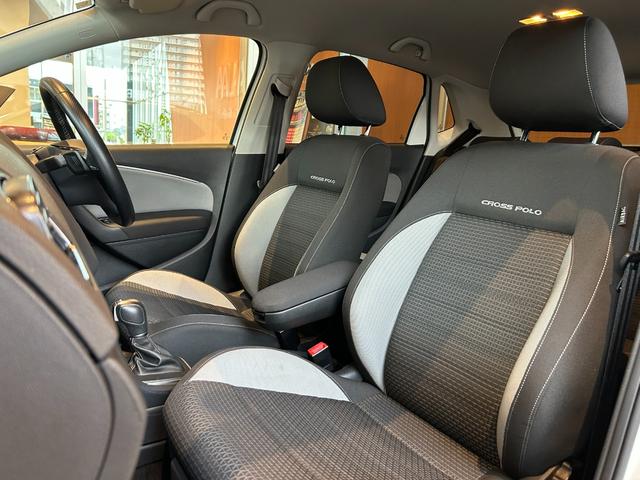 ポロ クロスポロ　ＡＣＣ　ＦｒｏｎｔＡｓｓｉｓｔ　純正ナビ　ＴＶ　バックカメラ　キセノンヘッドライト　オートライト　フロント／バックフォグランプ　１７インチＡＷ　キーレスキー　パドルシフト　ステアリングスイッチ　ＥＴＣ（46枚目）
