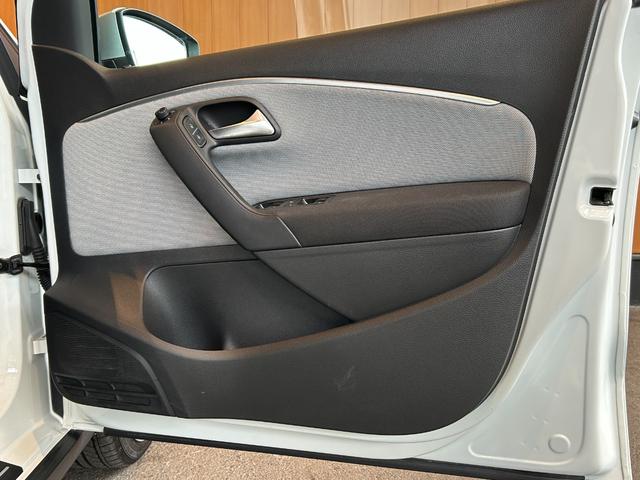 ポロ クロスポロ　ＡＣＣ　ＦｒｏｎｔＡｓｓｉｓｔ　純正ナビ　ＴＶ　バックカメラ　キセノンヘッドライト　オートライト　フロント／バックフォグランプ　１７インチＡＷ　キーレスキー　パドルシフト　ステアリングスイッチ　ＥＴＣ（49枚目）
