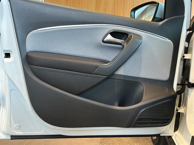 ポロ クロスポロ　ＡＣＣ　ＦｒｏｎｔＡｓｓｉｓｔ　純正ナビ　ＴＶ　バックカメラ　キセノンヘッドライト　オートライト　フロント／バックフォグランプ　１７インチＡＷ　キーレスキー　パドルシフト　ステアリングスイッチ　ＥＴＣ（50枚目）