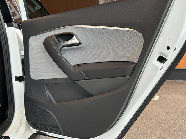 ポロ クロスポロ　ＡＣＣ　ＦｒｏｎｔＡｓｓｉｓｔ　純正ナビ　ＴＶ　バックカメラ　キセノンヘッドライト　オートライト　フロント／バックフォグランプ　１７インチＡＷ　キーレスキー　パドルシフト　ステアリングスイッチ　ＥＴＣ（51枚目）