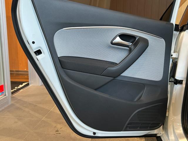 ポロ クロスポロ　ＡＣＣ　ＦｒｏｎｔＡｓｓｉｓｔ　純正ナビ　ＴＶ　バックカメラ　キセノンヘッドライト　オートライト　フロント／バックフォグランプ　１７インチＡＷ　キーレスキー　パドルシフト　ステアリングスイッチ　ＥＴＣ（52枚目）