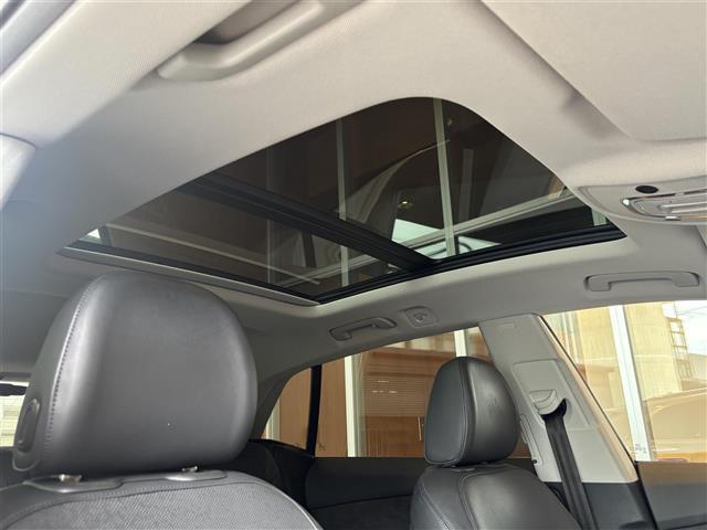 Ｑ８ ５５ＴＦＳＩクワトロ　デビューパッケージラグジュアリ　コンフォートアシスタンスＰＫＧ　パノラマサンルーフ　Ｂａｎｇ＆Ｏｌｕｆｓｅｎ　バーチャルコックピット　ＭＭＩナビ　ＴＶ　全方位カメラ　ＨＤマトリクスＬＥＤ　黒革　エアシート　２０インチＡＷ　エアサス（5枚目）