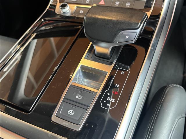 Ｑ８ ５５ＴＦＳＩクワトロ　デビューパッケージラグジュアリ　コンフォートアシスタンスＰＫＧ　パノラマサンルーフ　Ｂａｎｇ＆Ｏｌｕｆｓｅｎ　バーチャルコックピット　ＭＭＩナビ　ＴＶ　全方位カメラ　ＨＤマトリクスＬＥＤ　黒革　エアシート　２０インチＡＷ　エアサス（16枚目）