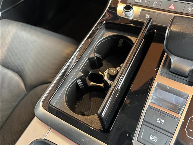 Ｑ８ ５５ＴＦＳＩクワトロ　デビューパッケージラグジュアリ　コンフォートアシスタンスＰＫＧ　パノラマサンルーフ　Ｂａｎｇ＆Ｏｌｕｆｓｅｎ　バーチャルコックピット　ＭＭＩナビ　ＴＶ　全方位カメラ　ＨＤマトリクスＬＥＤ　黒革　エアシート　２０インチＡＷ　エアサス（18枚目）