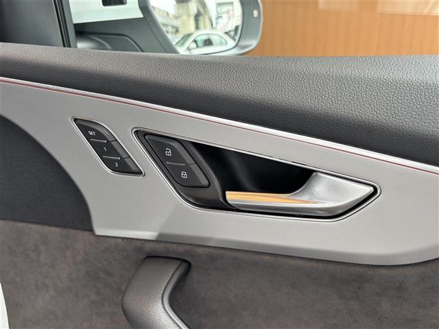 Ｑ８ ５５ＴＦＳＩクワトロ　デビューパッケージラグジュアリ　コンフォートアシスタンスＰＫＧ　パノラマサンルーフ　Ｂａｎｇ＆Ｏｌｕｆｓｅｎ　バーチャルコックピット　ＭＭＩナビ　ＴＶ　全方位カメラ　ＨＤマトリクスＬＥＤ　黒革　エアシート　２０インチＡＷ　エアサス（32枚目）