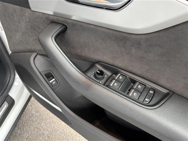 Ｑ８ ５５ＴＦＳＩクワトロ　デビューパッケージラグジュアリ　コンフォートアシスタンスＰＫＧ　パノラマサンルーフ　Ｂａｎｇ＆Ｏｌｕｆｓｅｎ　バーチャルコックピット　ＭＭＩナビ　ＴＶ　全方位カメラ　ＨＤマトリクスＬＥＤ　黒革　エアシート　２０インチＡＷ　エアサス（33枚目）