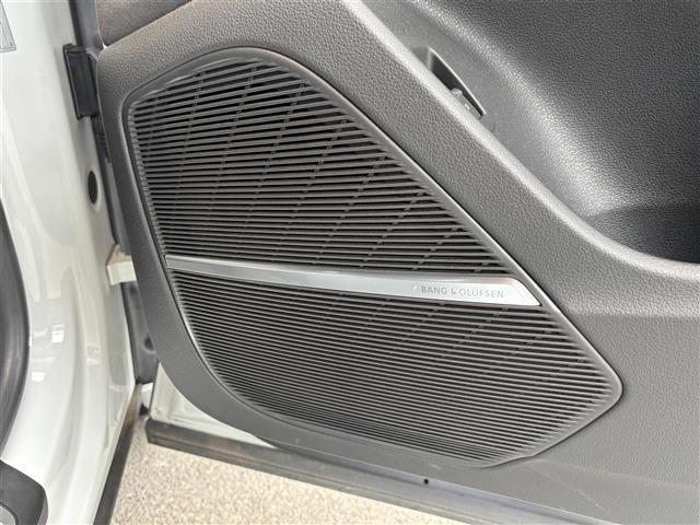 Ｑ８ ５５ＴＦＳＩクワトロ　デビューパッケージラグジュアリ　コンフォートアシスタンスＰＫＧ　パノラマサンルーフ　Ｂａｎｇ＆Ｏｌｕｆｓｅｎ　バーチャルコックピット　ＭＭＩナビ　ＴＶ　全方位カメラ　ＨＤマトリクスＬＥＤ　黒革　エアシート　２０インチＡＷ　エアサス（34枚目）