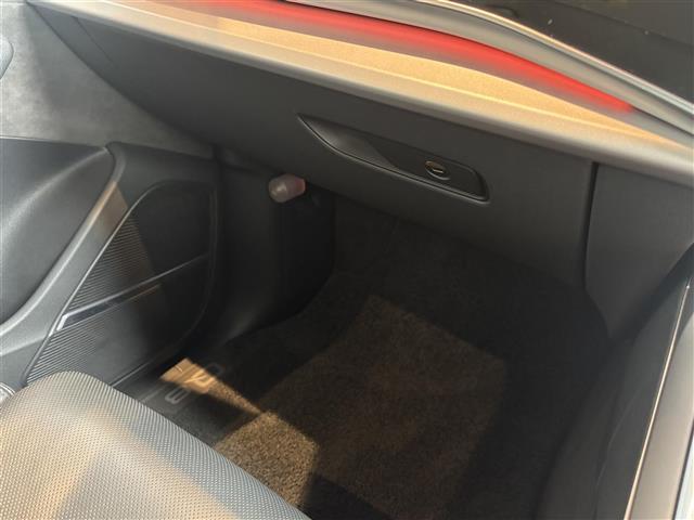 Ｑ８ ５５ＴＦＳＩクワトロ　デビューパッケージラグジュアリ　コンフォートアシスタンスＰＫＧ　パノラマサンルーフ　Ｂａｎｇ＆Ｏｌｕｆｓｅｎ　バーチャルコックピット　ＭＭＩナビ　ＴＶ　全方位カメラ　ＨＤマトリクスＬＥＤ　黒革　エアシート　２０インチＡＷ　エアサス（40枚目）