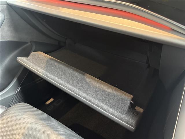 Ｑ８ ５５ＴＦＳＩクワトロ　デビューパッケージラグジュアリ　コンフォートアシスタンスＰＫＧ　パノラマサンルーフ　Ｂａｎｇ＆Ｏｌｕｆｓｅｎ　バーチャルコックピット　ＭＭＩナビ　ＴＶ　全方位カメラ　ＨＤマトリクスＬＥＤ　黒革　エアシート　２０インチＡＷ　エアサス（41枚目）
