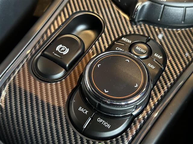 ＭＩＮＩ ジョンクーパーワークス　クロスオーバー　ＡＣＣ　衝突軽減システム　ＨＵＤ　純正ナビ　バックカメラ　レザーダイナミカシート　シートヒーター　ＬＥＤヘッドライト　オートライト　１９インチＡＷ　コンフォートアクセス　パワーバックドア　パドルシフト（21枚目）