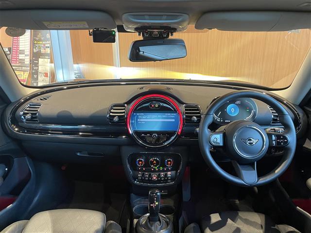 MINI クーパーSD クラブマン クラシック・トリム インテリジェントセーフティ パノラマサンルーフ ApplrCarPlay バックカメラ PDC 黒革シートヒーター パワーシート LEDヘッドライト コンフォートアクセス 18インチAW 前後ドラレコ(4枚目)