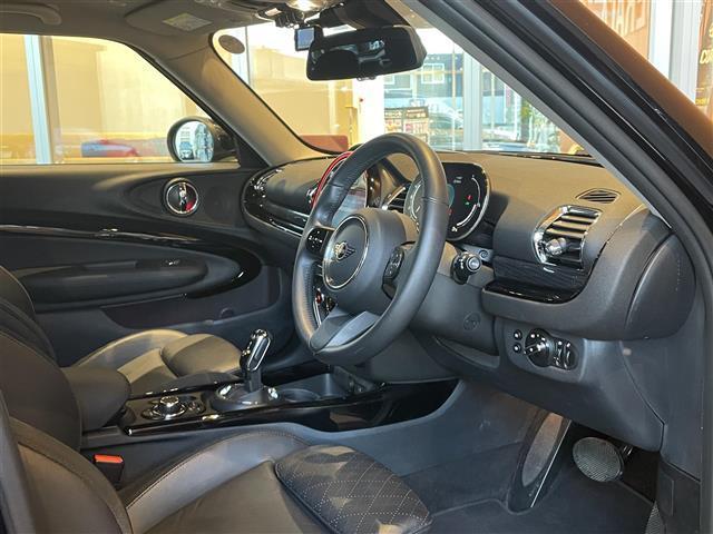 MINI クーパーSD クラブマン クラシック・トリム インテリジェントセーフティ パノラマサンルーフ ApplrCarPlay バックカメラ PDC 黒革シートヒーター パワーシート LEDヘッドライト コンフォートアクセス 18インチAW 前後ドラレコ(6枚目)