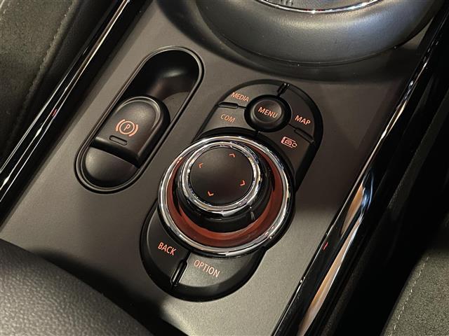 MINI クーパーSD クラブマン クラシック・トリム インテリジェントセーフティ パノラマサンルーフ ApplrCarPlay バックカメラ PDC 黒革シートヒーター パワーシート LEDヘッドライト コンフォートアクセス 18インチAW 前後ドラレコ(22枚目)