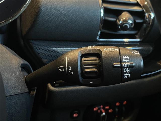 MINI クーパーSD クラブマン クラシック・トリム インテリジェントセーフティ パノラマサンルーフ ApplrCarPlay バックカメラ PDC 黒革シートヒーター パワーシート LEDヘッドライト コンフォートアクセス 18インチAW 前後ドラレコ(31枚目)
