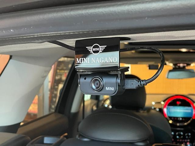 MINI クーパーSD クラブマン クラシック・トリム インテリジェントセーフティ パノラマサンルーフ ApplrCarPlay バックカメラ PDC 黒革シートヒーター パワーシート LEDヘッドライト コンフォートアクセス 18インチAW 前後ドラレコ(41枚目)