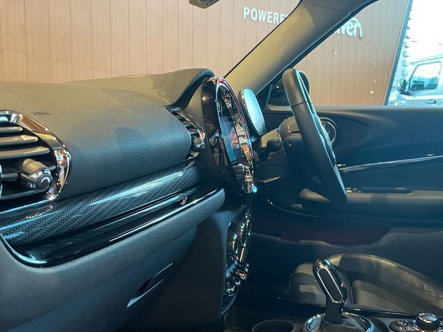 MINI クーパーSD クラブマン クラシック・トリム インテリジェントセーフティ パノラマサンルーフ ApplrCarPlay バックカメラ PDC 黒革シートヒーター パワーシート LEDヘッドライト コンフォートアクセス 18インチAW 前後ドラレコ(48枚目)