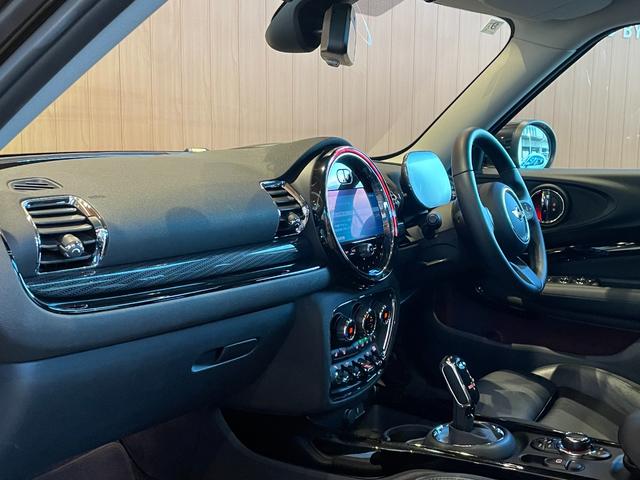 MINI クーパーSD クラブマン クラシック・トリム インテリジェントセーフティ パノラマサンルーフ ApplrCarPlay バックカメラ PDC 黒革シートヒーター パワーシート LEDヘッドライト コンフォートアクセス 18インチAW 前後ドラレコ(49枚目)