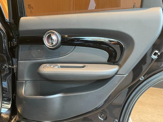 MINI クーパーSD クラブマン クラシック・トリム インテリジェントセーフティ パノラマサンルーフ ApplrCarPlay バックカメラ PDC 黒革シートヒーター パワーシート LEDヘッドライト コンフォートアクセス 18インチAW 前後ドラレコ(55枚目)