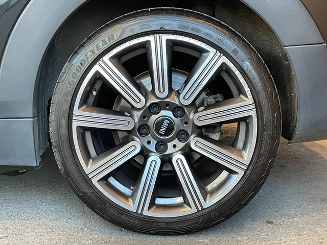 MINI クーパーSD クラブマン クラシック・トリム インテリジェントセーフティ パノラマサンルーフ ApplrCarPlay バックカメラ PDC 黒革シートヒーター パワーシート LEDヘッドライト コンフォートアクセス 18インチAW 前後ドラレコ(74枚目)