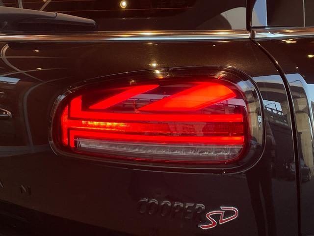 MINI クーパーSD クラブマン クラシック・トリム インテリジェントセーフティ パノラマサンルーフ ApplrCarPlay バックカメラ PDC 黒革シートヒーター パワーシート LEDヘッドライト コンフォートアクセス 18インチAW 前後ドラレコ(79枚目)