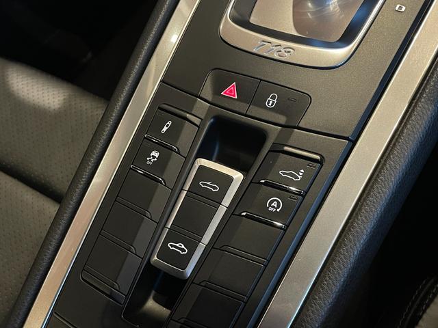 ７１８ボクスター ７１８ボクスターＳ　スポーツクロノＰＫＧ　ＰＡＳＭ　ＢＯＳＥ　純正ナビ　バックカメラ　黒革　シートヒーター　キセノンヘッドライト　オートライト　１９インチＡＷ　センターカラークレスト　スポーツテールパイプ　オートエアコン（16枚目）