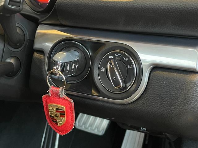 ７１８ボクスター ７１８ボクスターＳ　スポーツクロノＰＫＧ　ＰＡＳＭ　ＢＯＳＥ　純正ナビ　バックカメラ　黒革　シートヒーター　キセノンヘッドライト　オートライト　１９インチＡＷ　センターカラークレスト　スポーツテールパイプ　オートエアコン（32枚目）