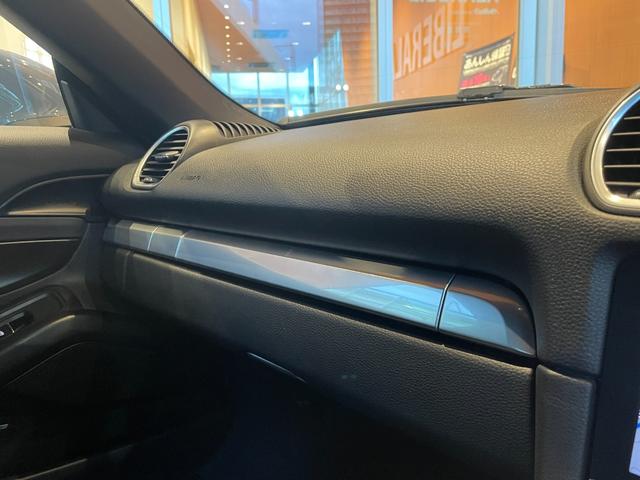 ７１８ボクスター ７１８ボクスターＳ　スポーツクロノＰＫＧ　ＰＡＳＭ　ＢＯＳＥ　純正ナビ　バックカメラ　黒革　シートヒーター　キセノンヘッドライト　オートライト　１９インチＡＷ　センターカラークレスト　スポーツテールパイプ　オートエアコン（39枚目）