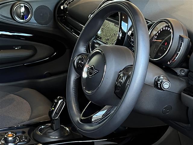 ＭＩＮＩ クーパーＤ　クラブマン　ＡＣＣ　ペッパーＰＫＧ　ＨＵＤ　純正ナビ　ＴＶ　バックカメラ　前後ＰＤＣ　コンフォートアクセス　シートヒーター　ＬＥＤヘッドライト　ユニオンジャックテールランプ　１７インチＡＷ　ドラレコ　ワンオーナー（5枚目）