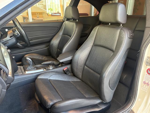 １シリーズ １３５ｉ　ＬＣＩモデル　ｉＤｒｉｖｅナビ　黒革　シートヒーター　パワーシート　キセノンヘッドライト　オートライト　フロント／バックカメラ　プッシュエンジンスタート　１８インチＡＷ　ＥＴＣ　ステアリングスイッチ（45枚目）
