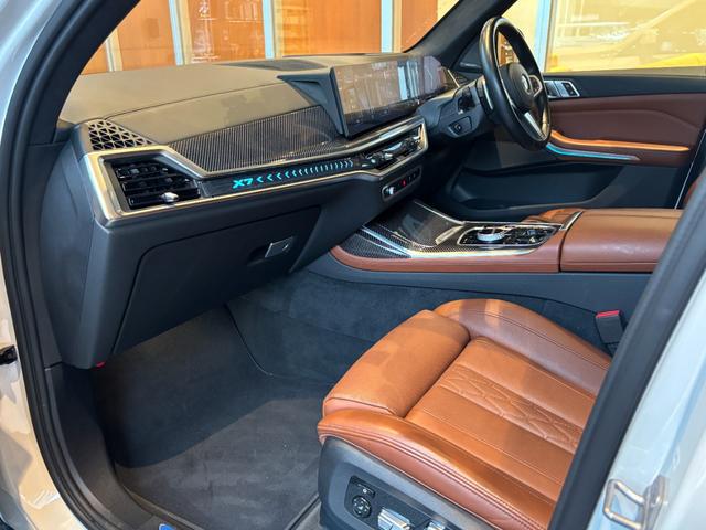 Ｘ７ ｘＤｒｉｖｅ　４０ｄ　Ｍスポーツ　Ｍスポーツパッケージプロ　スカイラウンジサンルーフ　２列目コンフォートシート　ＨＵＤ　ｈａｒｍａｎ／ｋａｒｄｏｎ　茶革　エアシート　２２インチＡＷ　Ｍカーボンファイバーインテリア　温冷カップホルダー（47枚目）