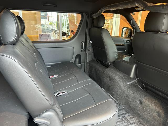 ハイエースバン スーパーGL ダークプライムII 衝突軽減システム LKA 社外ナビ バックカメラ 両側パワースライド LEDヘッドライト 社外LEDテールランプ フロントバンパーガード 17インチAWラギッドテレーンタイヤ 社外ベッドキット ETC(8枚目)