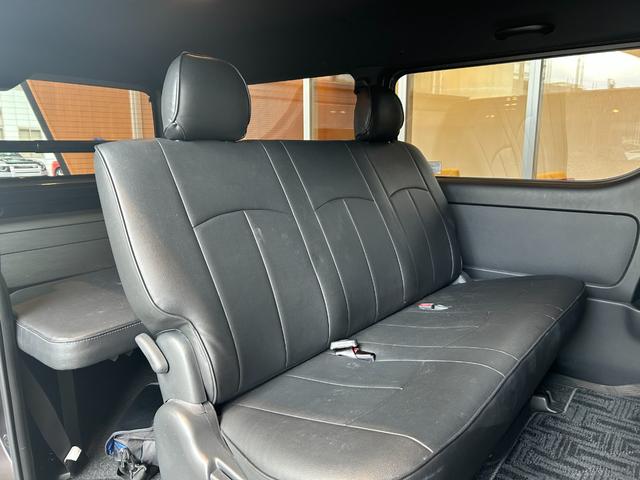 ハイエースバン スーパーGL ダークプライムII 衝突軽減システム LKA 社外ナビ バックカメラ 両側パワースライド LEDヘッドライト 社外LEDテールランプ フロントバンパーガード 17インチAWラギッドテレーンタイヤ 社外ベッドキット ETC(9枚目)