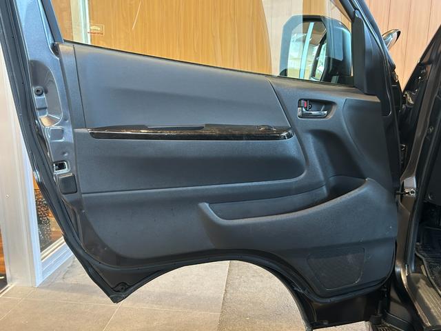 ハイエースバン スーパーGL ダークプライムII 衝突軽減システム LKA 社外ナビ バックカメラ 両側パワースライド LEDヘッドライト 社外LEDテールランプ フロントバンパーガード 17インチAWラギッドテレーンタイヤ 社外ベッドキット ETC(50枚目)