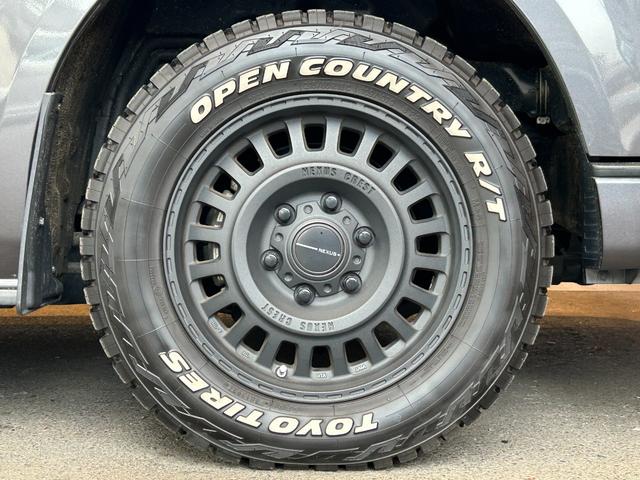 ハイエースバン スーパーGL ダークプライムII 衝突軽減システム LKA 社外ナビ バックカメラ 両側パワースライド LEDヘッドライト 社外LEDテールランプ フロントバンパーガード 17インチAWラギッドテレーンタイヤ 社外ベッドキット ETC(65枚目)