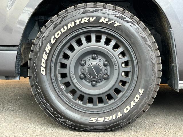 ハイエースバン スーパーGL ダークプライムII 衝突軽減システム LKA 社外ナビ バックカメラ 両側パワースライド LEDヘッドライト 社外LEDテールランプ フロントバンパーガード 17インチAWラギッドテレーンタイヤ 社外ベッドキット ETC(67枚目)