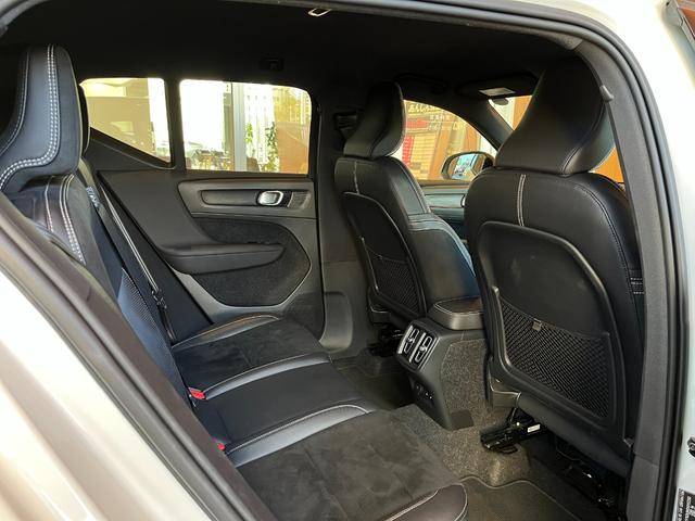 XC40 B4 AWD Rデザイン ACC LKA BLIS harman/kardon 純正ナビTV全方位カメラ 黒半革 シートヒーター パワーシート LEDヘッドライト 19インチAW パワーバックドア ETC ドラレコ 1オーナー(7枚目)