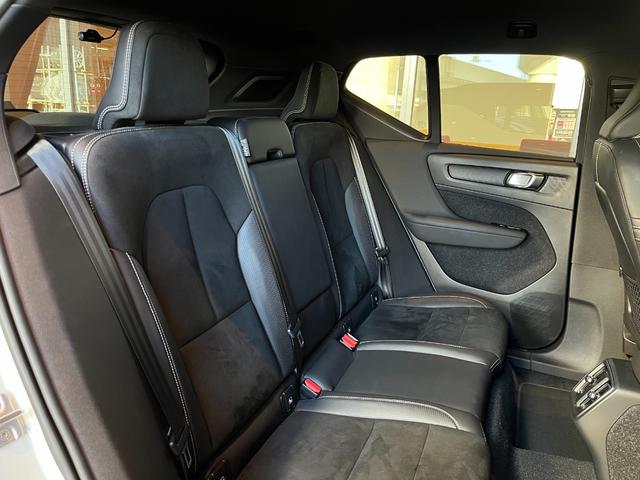 XC40 B4 AWD Rデザイン ACC LKA BLIS harman/kardon 純正ナビTV全方位カメラ 黒半革 シートヒーター パワーシート LEDヘッドライト 19インチAW パワーバックドア ETC ドラレコ 1オーナー(8枚目)