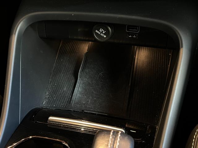 XC40 B4 AWD Rデザイン ACC LKA BLIS harman/kardon 純正ナビTV全方位カメラ 黒半革 シートヒーター パワーシート LEDヘッドライト 19インチAW パワーバックドア ETC ドラレコ 1オーナー(18枚目)