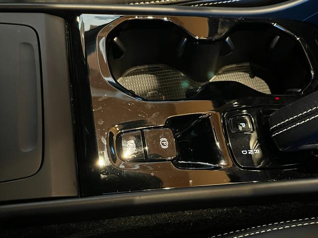 XC40 B4 AWD Rデザイン ACC LKA BLIS harman/kardon 純正ナビTV全方位カメラ 黒半革 シートヒーター パワーシート LEDヘッドライト 19インチAW パワーバックドア ETC ドラレコ 1オーナー(21枚目)