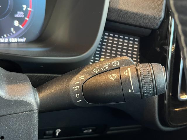 XC40 B4 AWD Rデザイン ACC LKA BLIS harman/kardon 純正ナビTV全方位カメラ 黒半革 シートヒーター パワーシート LEDヘッドライト 19インチAW パワーバックドア ETC ドラレコ 1オーナー(28枚目)