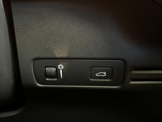 XC40 B4 AWD Rデザイン ACC LKA BLIS harman/kardon 純正ナビTV全方位カメラ 黒半革 シートヒーター パワーシート LEDヘッドライト 19インチAW パワーバックドア ETC ドラレコ 1オーナー(30枚目)