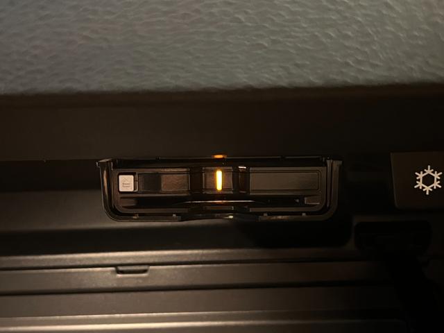 XC40 B4 AWD Rデザイン ACC LKA BLIS harman/kardon 純正ナビTV全方位カメラ 黒半革 シートヒーター パワーシート LEDヘッドライト 19インチAW パワーバックドア ETC ドラレコ 1オーナー(42枚目)