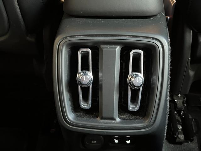 XC40 B4 AWD Rデザイン ACC LKA BLIS harman/kardon 純正ナビTV全方位カメラ 黒半革 シートヒーター パワーシート LEDヘッドライト 19インチAW パワーバックドア ETC ドラレコ 1オーナー(43枚目)